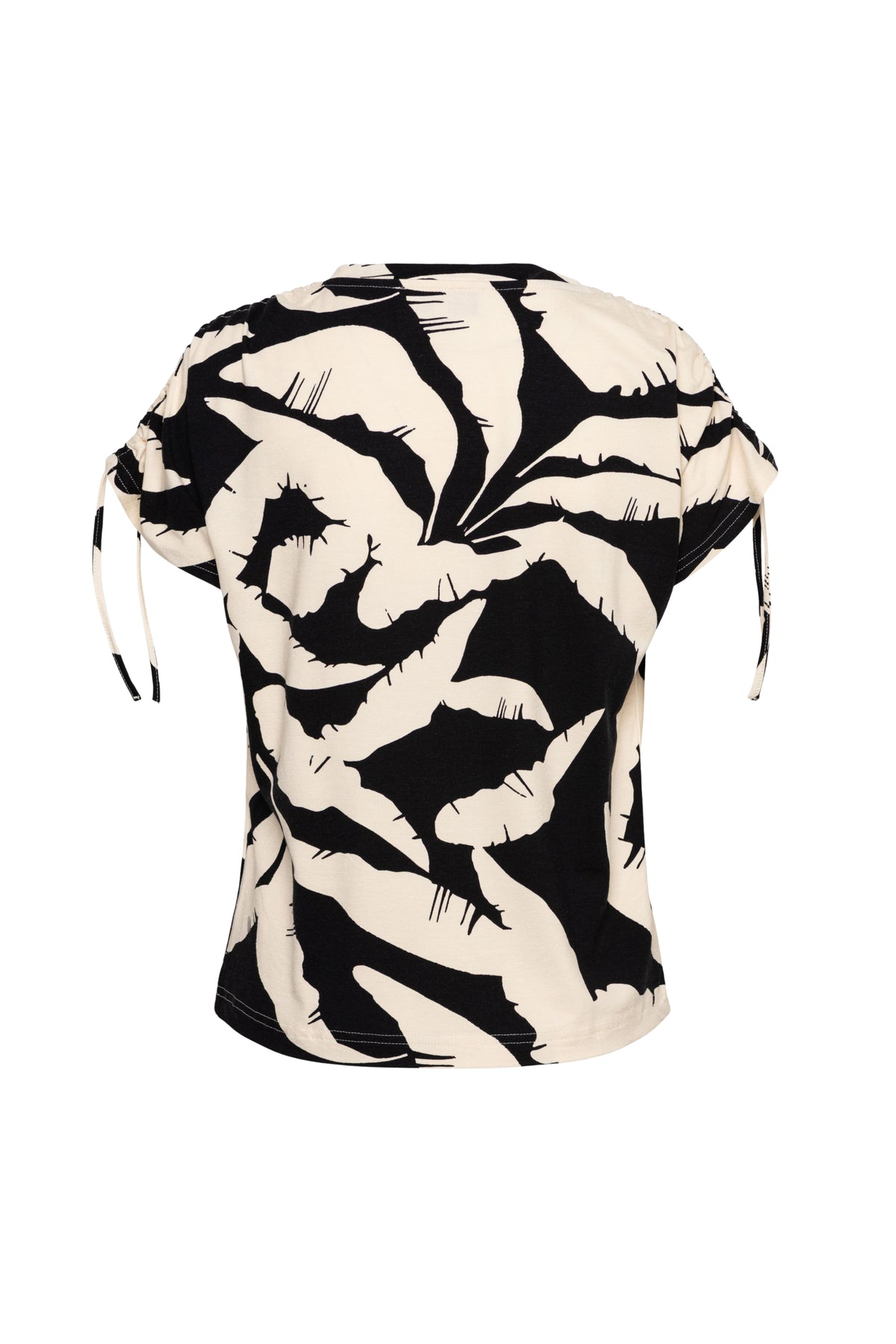 Zwart multicolor top Viana Banana Leaf van &Co woman, met een opvallend bladprint, gedragen door een model.