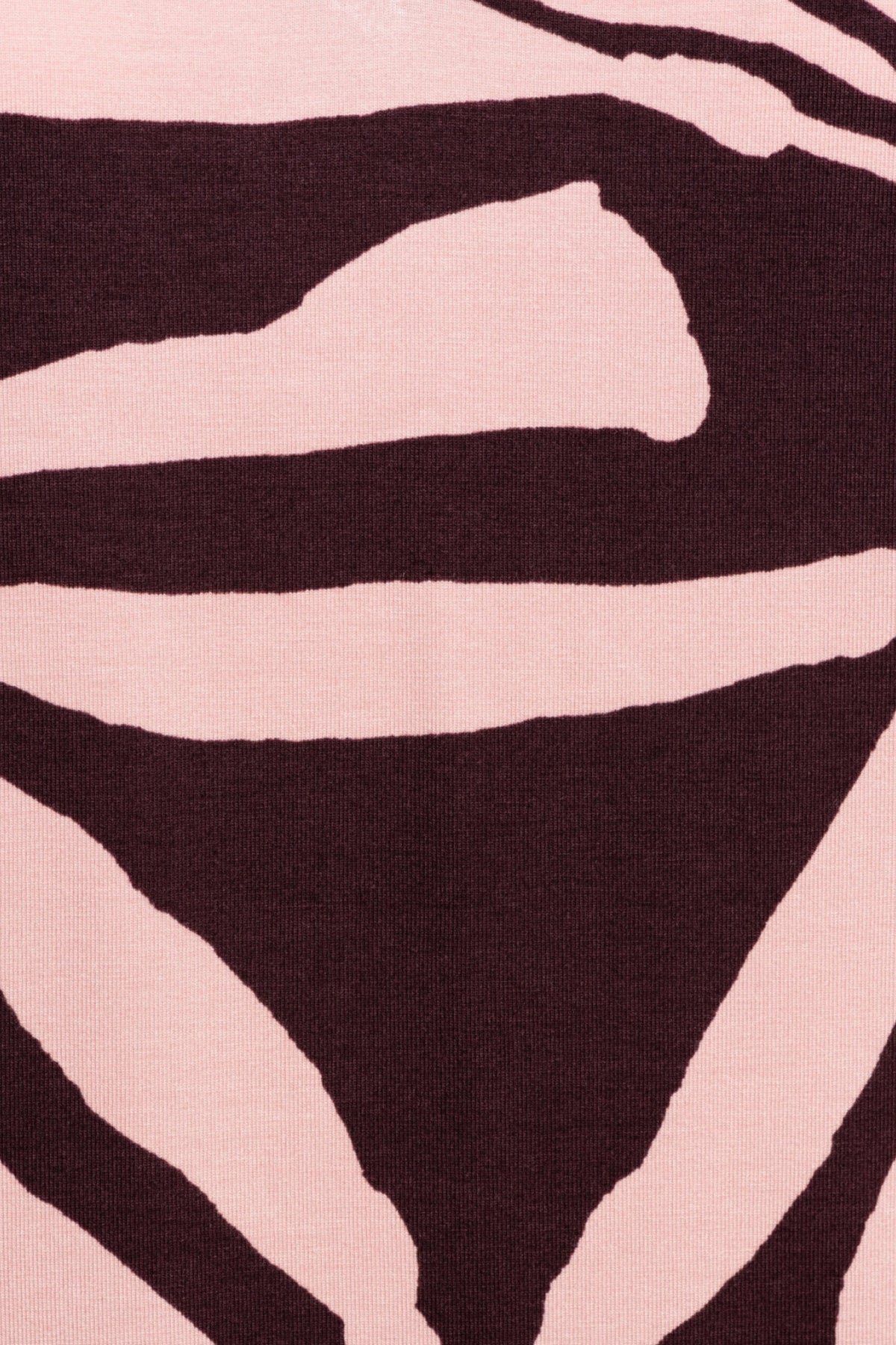 &Co woman top Viana Leaf in aubergine met multicolor print, korte mouwen en ronde hals, casual en stijlvol voor dames.