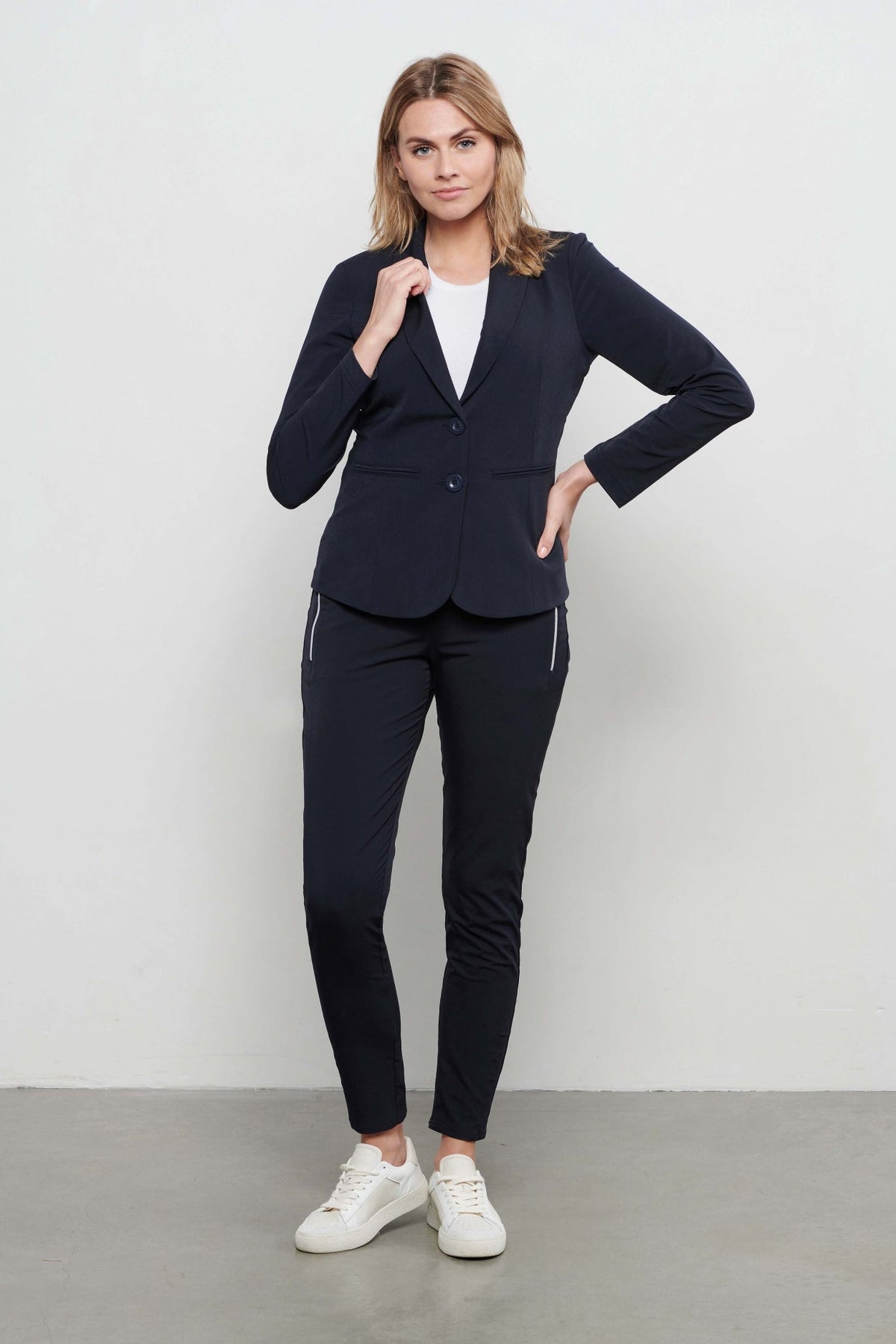 Navy travel blazer Phileine van &Co woman, stijlvolle damesjas met comfortabele pasvorm en net design, geschikt voor reizen.