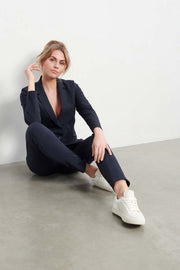 Navy blauwe Travel Blazer Phileine van &Co woman, lichtgewicht damesblazer met nette uitstraling, geschikt voor reizen en zakelijke looks.