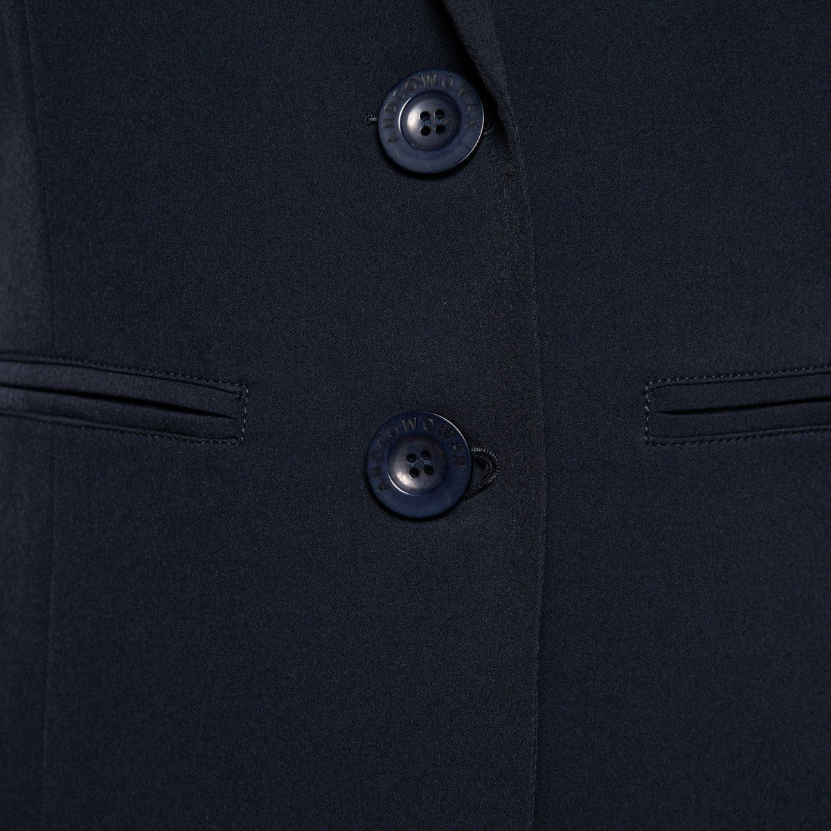 Navy travel blazer Phileine van &Co woman, getailleerde blazer met zakken en knopen, gedragen door een model.