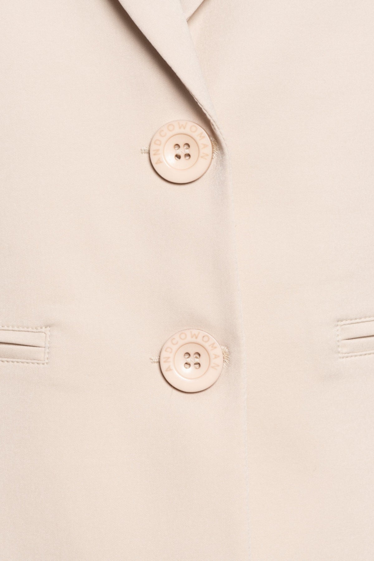 Licht zandkleurige reistas blazer Phileine van &Co woman, stijlvolle en comfortabele pasvorm, geschikt voor reizen en zakelijk gebruik.