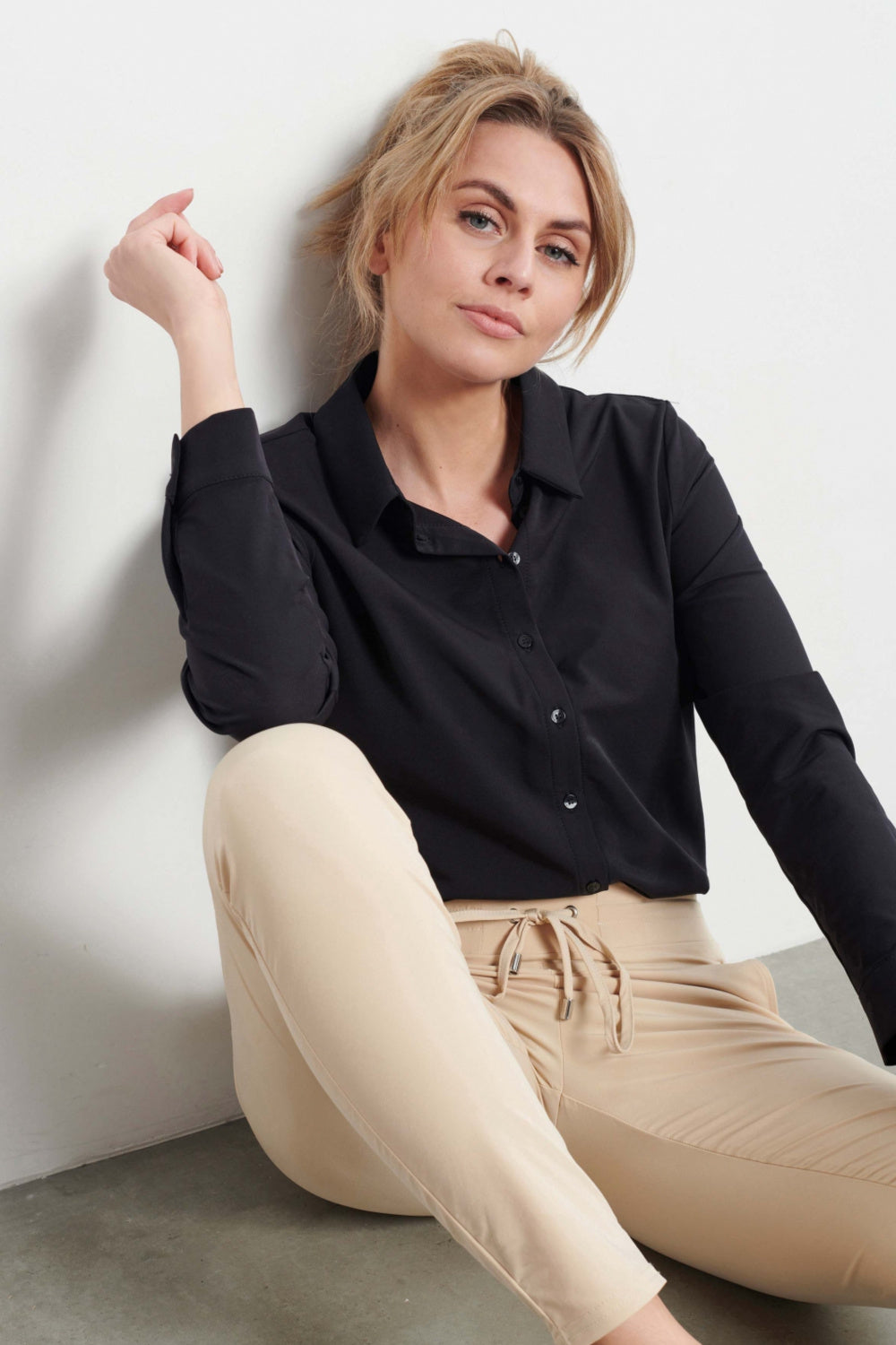 Groene en zwarte reispullover van &Co woman met comfortabele pasvorm, geschikt voor reis- en casual dragen.