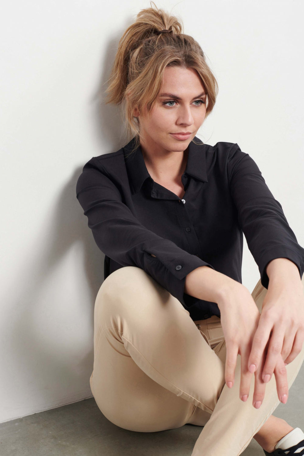 Olijfkleurige en zwarte &Co woman reisblouse, korte mouwen en losvallend model, geschikt voor reizen en casual dragen.