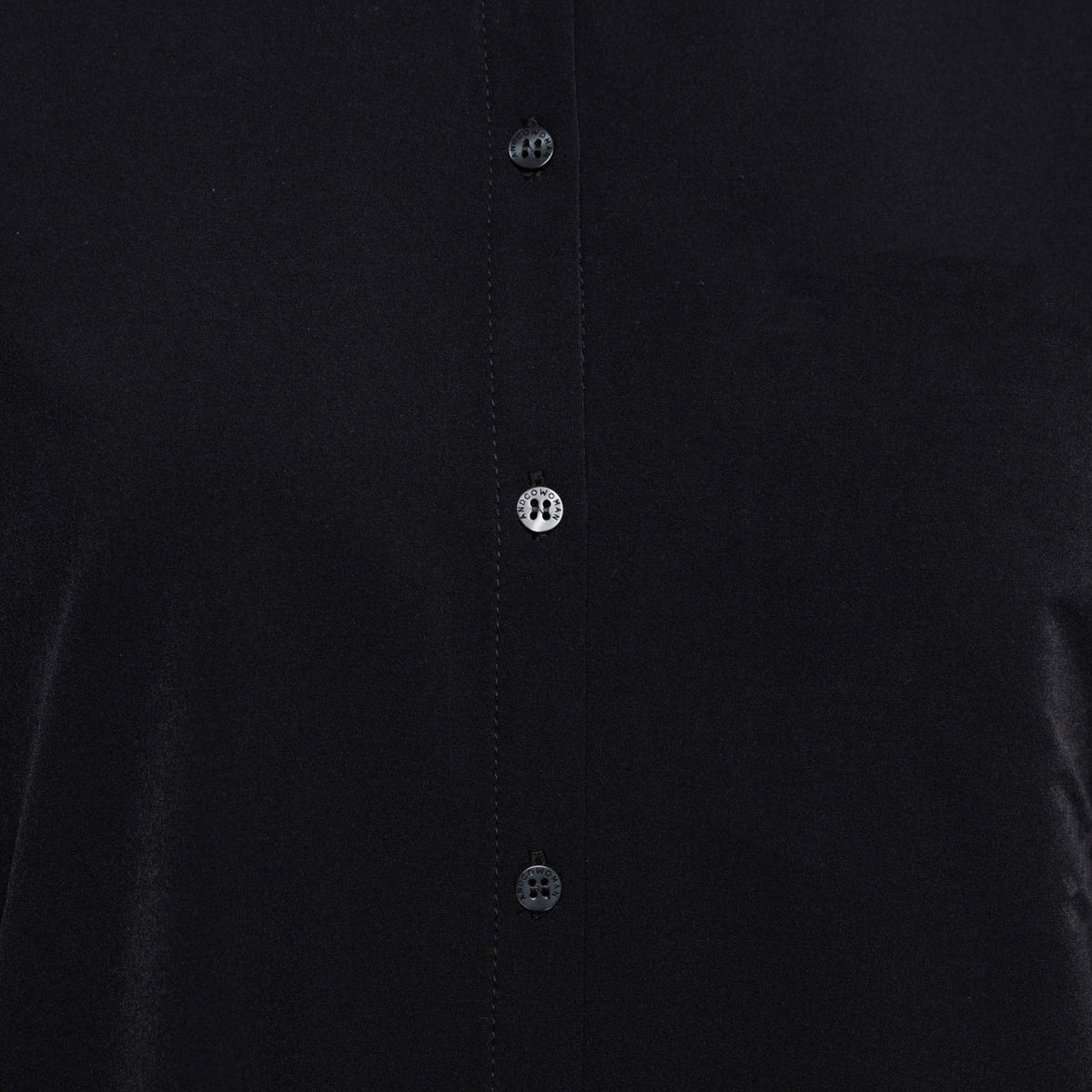 Olijfkleurige en zwarte damesreisblouse van &Co woman, licht en comfortabel, geschikt voor reizen en casual draagstijl.