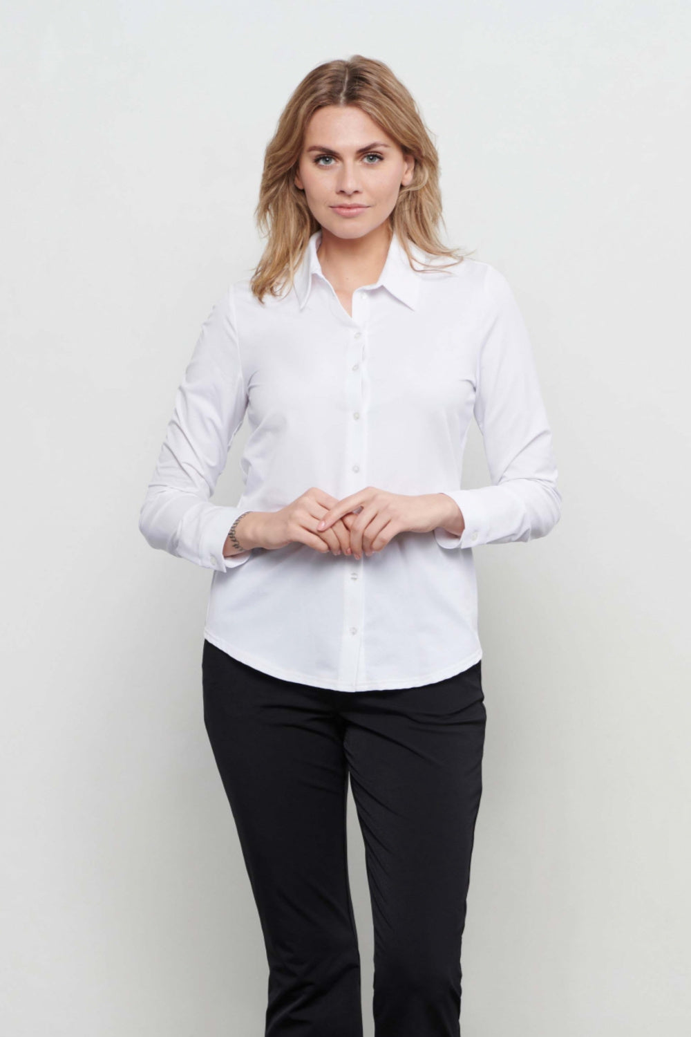 Olijfgroene en witte reisblouse van &Co woman, lichte blouse met comfortabele pasvorm, geschikt voor reizen en casual dragen.