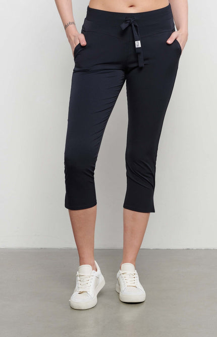 &Co woman Travel broek capri phoenix navy Stretchshop.nl