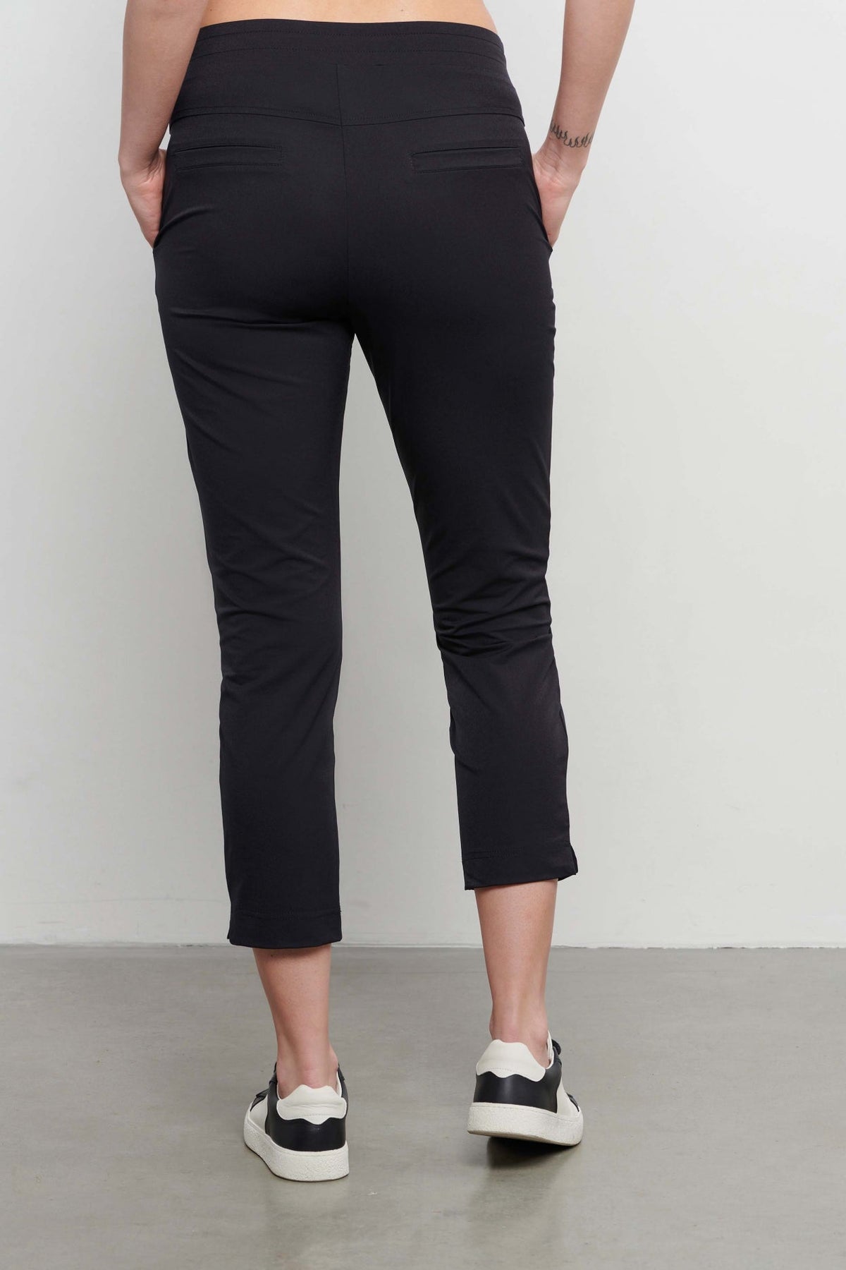 Zwarte &Co woman reisbroek van pagina 7/8, comfortabel en stijlvol voor reizen, met een strakke pasvorm en elastische taille.
