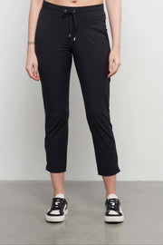 Zwarte reisbroek voor dames van &Co Woman, comfortabele pasvorm en stijlvolle uitstraling, zichtbaar in de afbeelding.