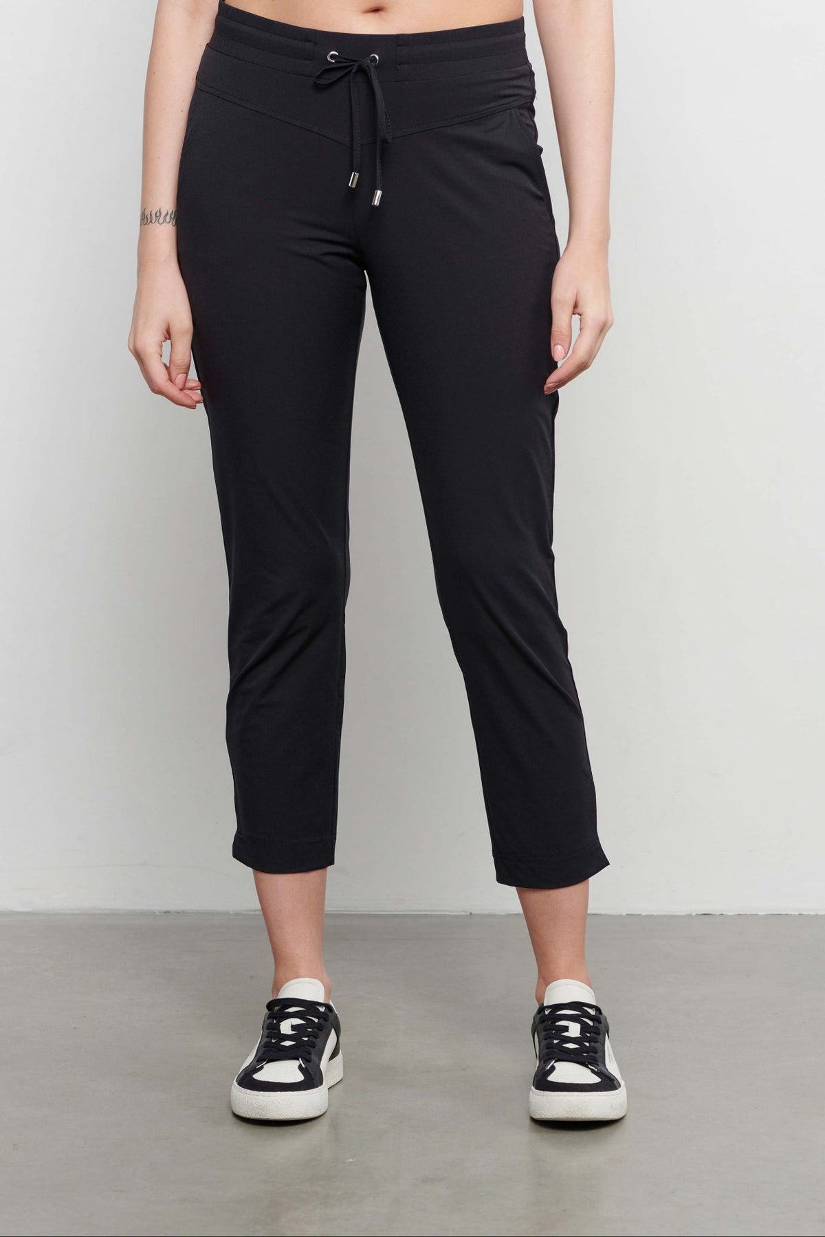 Zwarte reisbroek voor dames van &Co Woman, comfortabele pasvorm en stijlvolle uitstraling, zichtbaar in de afbeelding.