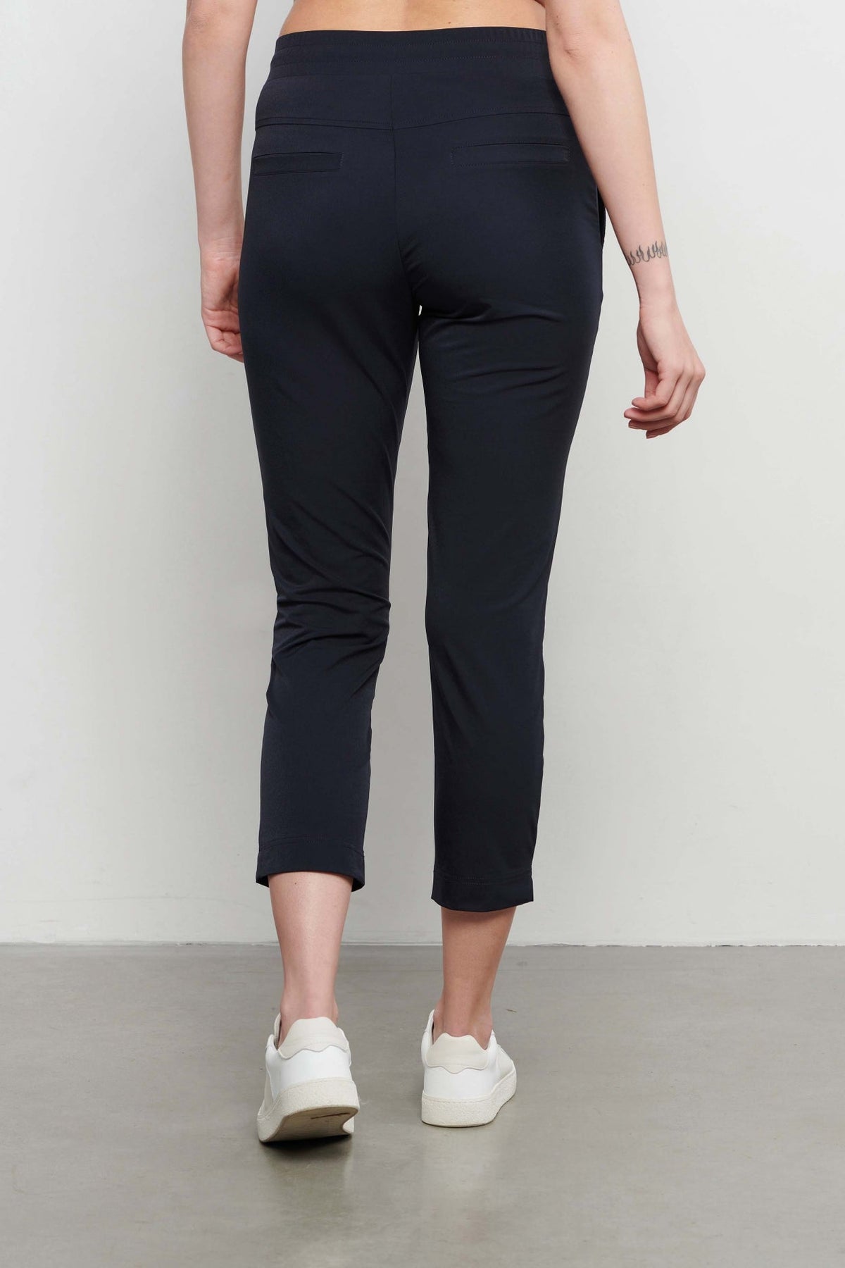 Navy blauwe reisbroek van &Co woman, comfortabele pasvorm, rechte pijpen, geschikt voor reizen en casual dragen.