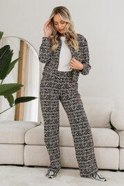 Zwarte multi-color travel broek van &Co woman, Patrice Graphic, comfortabel en stijlvol voor reizen en casual dragen.