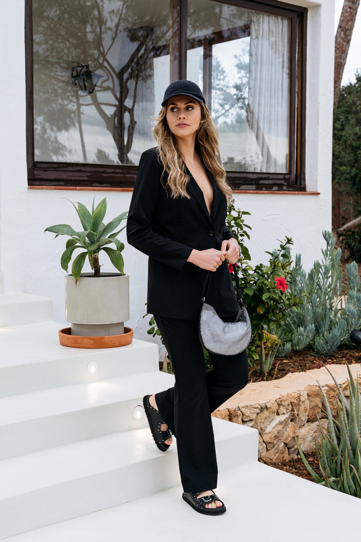 Zwarte Penelope Flare travelbroek voor dames van &Co woman, met wijde pijpen en comfortabel ontwerp.