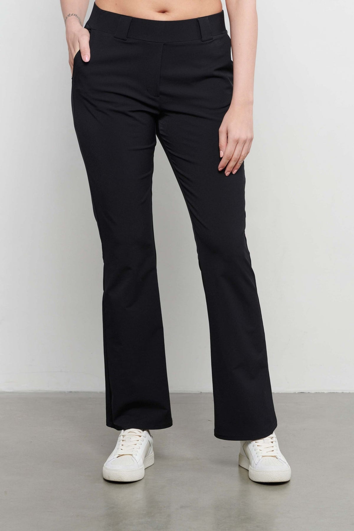 Zwarte Penelope Flare travel broek van &Co woman, getailleerd en comfortabel voor reizen en casual dragen.