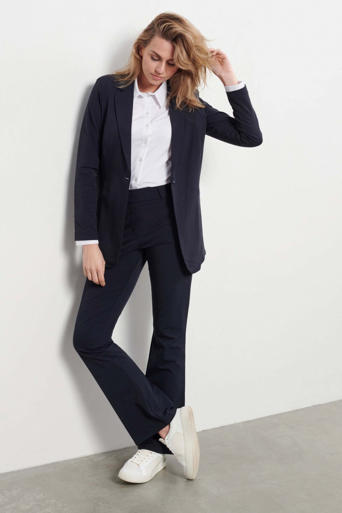 Navy blauwe travel broek Penelope Flare van &Co woman, comfortabel en stijlvol voor reizen en dagelijks gebruik.