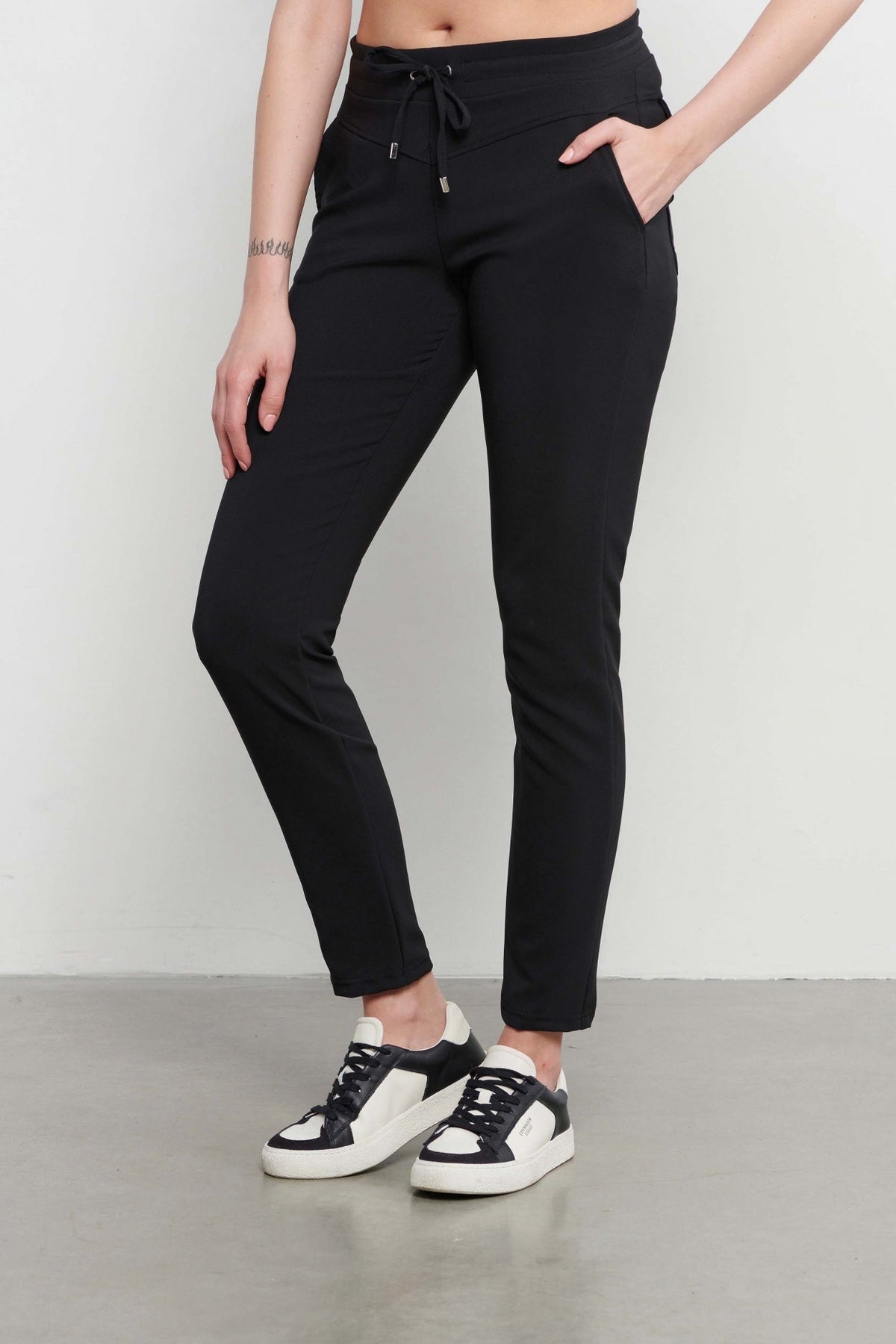 Zwarte Penny Black PA100-2 reisbroek voor dames van &Co woman, comfortabele pasvorm en casual stijl.