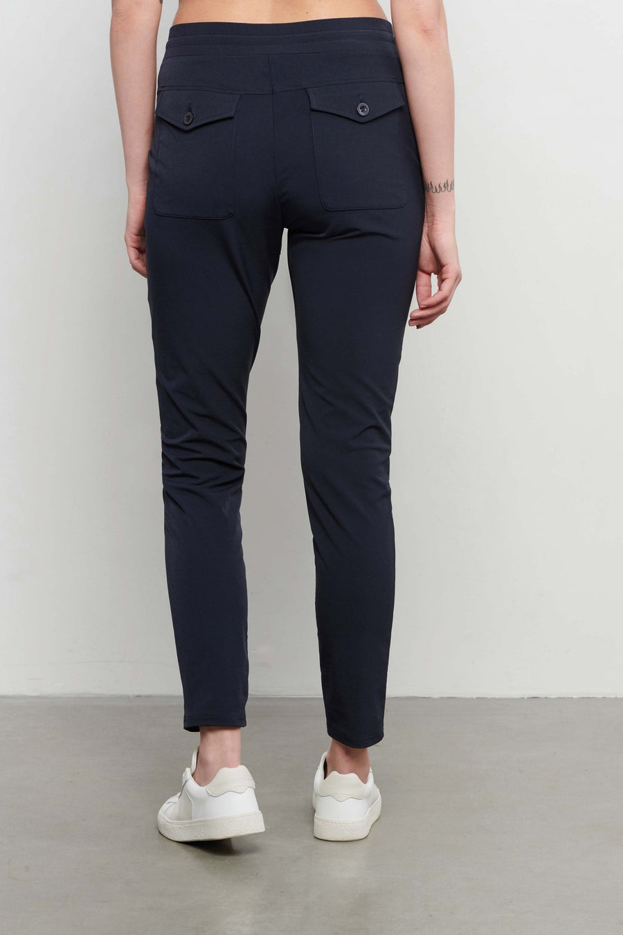 Navy blauwe reiskledingbroek voor dames van &Co woman, comfortabel en stijlvol voor reizen en dagelijks gebruik.