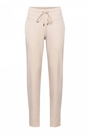 Lichte reisbroek Penny Sand van &Co Woman, comfortabel en stijlvol, zichtbaar in deze afbeelding.