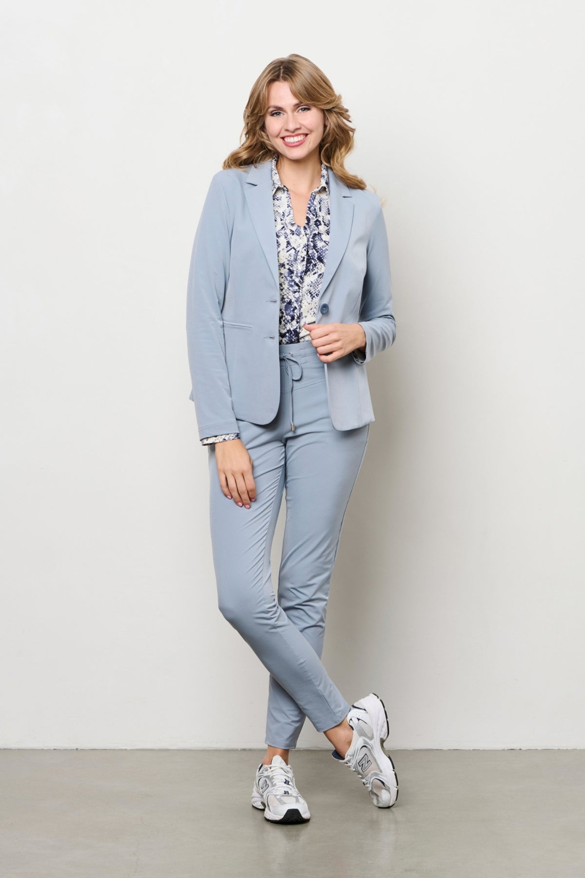 Lichte reisbroek Penny Slate van &Co woman, met comfortabele pasvorm en stijlvolle details, geschikt voor reizen en dagelijks gebruik.