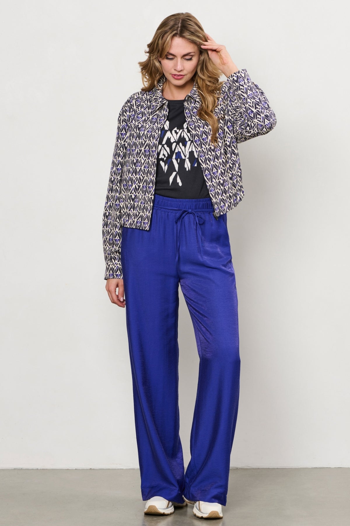 Dames reiskleding jas Paloma met grafische navy multi-kleuren van &Co woman, zichtbaar in de afbeelding.