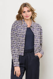Dames reisjacke &Co woman Paloma Graphic Navy Multi met kleurrijke grafische print en comfortabele pasvorm.