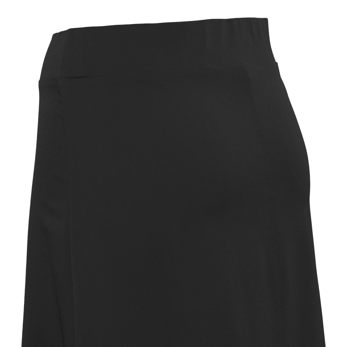 Zwarte travel rok Penne van &Co woman, recht model met tailleband en ademende stof, geschikt voor reizen en casual dragen.