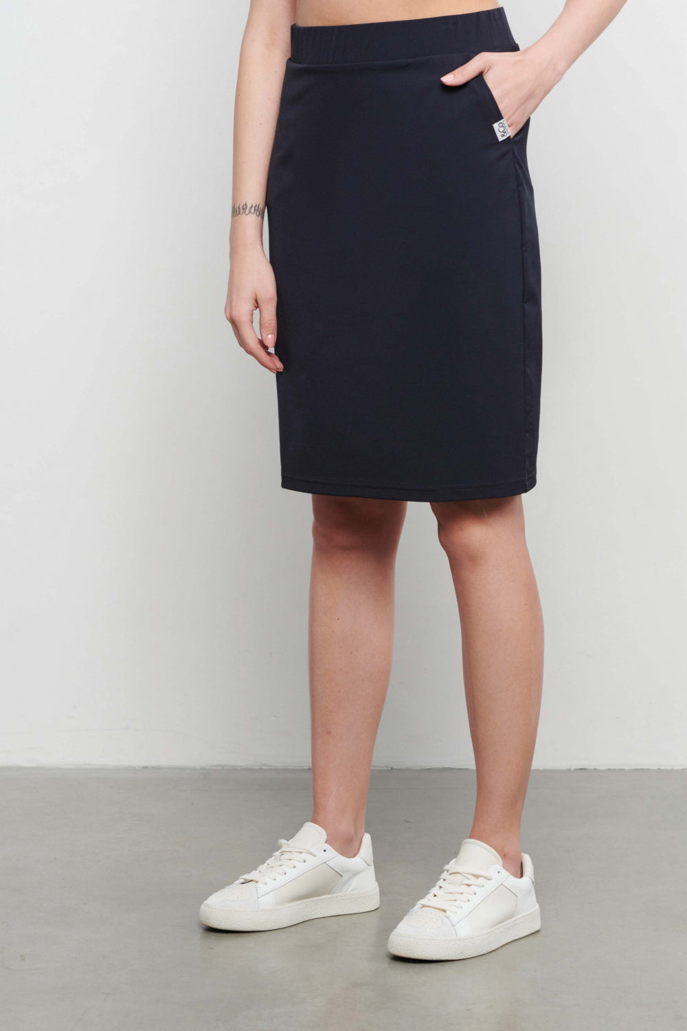 Navy Travel Rok Pilar van &Co woman, stijlvolle lange rok met comfortabel ontwerp, geschikt voor reizen en casual dragen