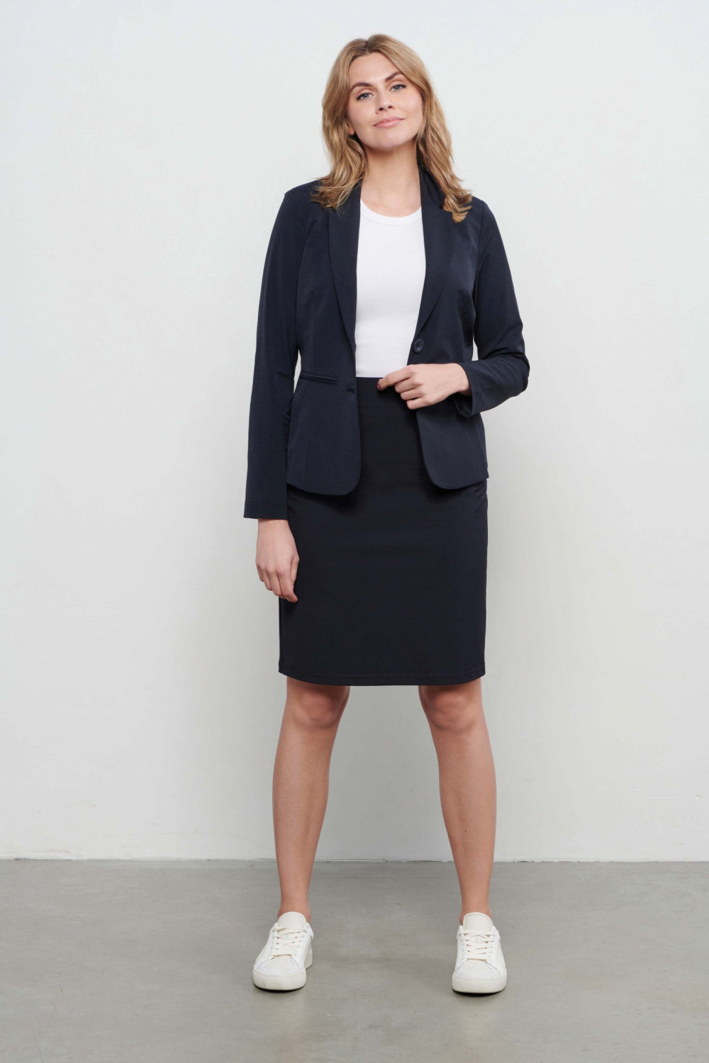 Navy travel rok Pilar van &Co woman, soepel vallend en comfortabel, geschikt voor reizen en casual gelegenheden.