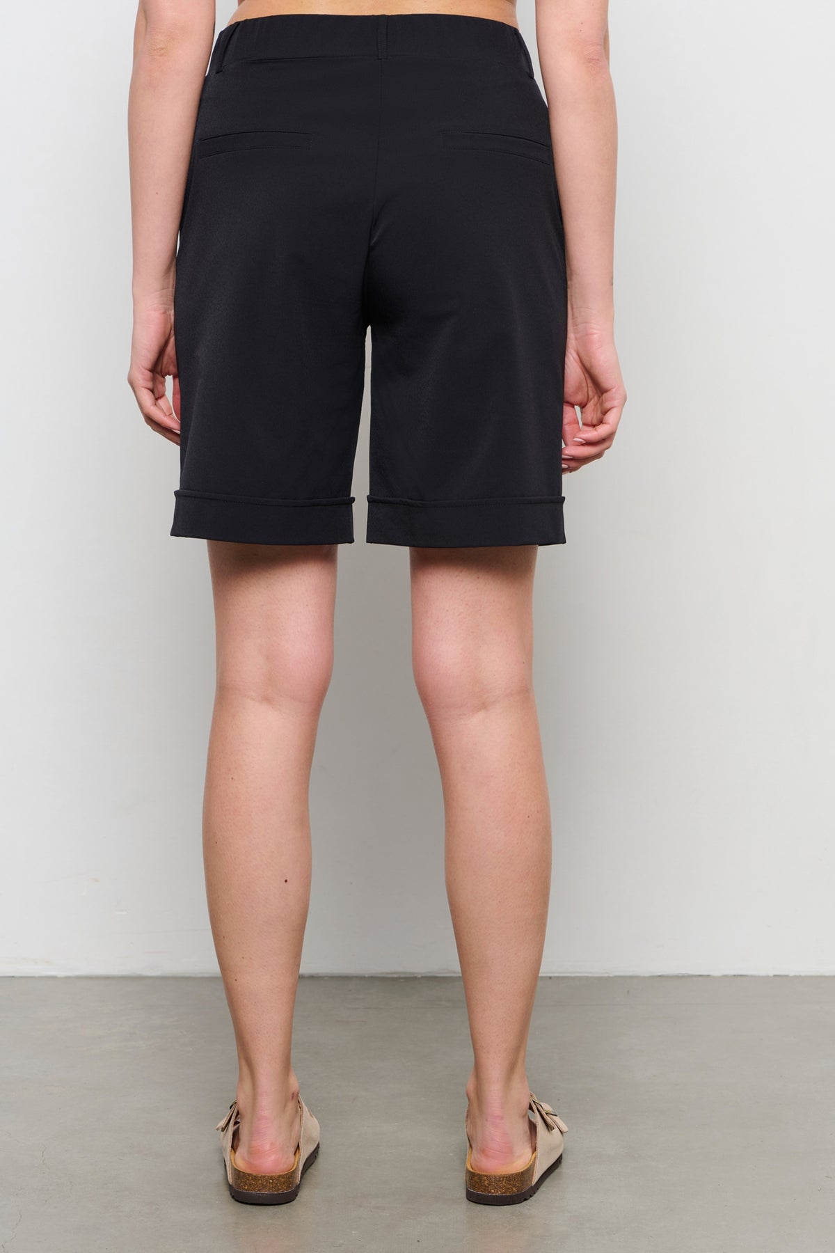 Zwarte reisbroek voor dames van &Co Woman, model Philis, korte pasvorm, casual stijl, geschikt voor reizen en vrije tijd.