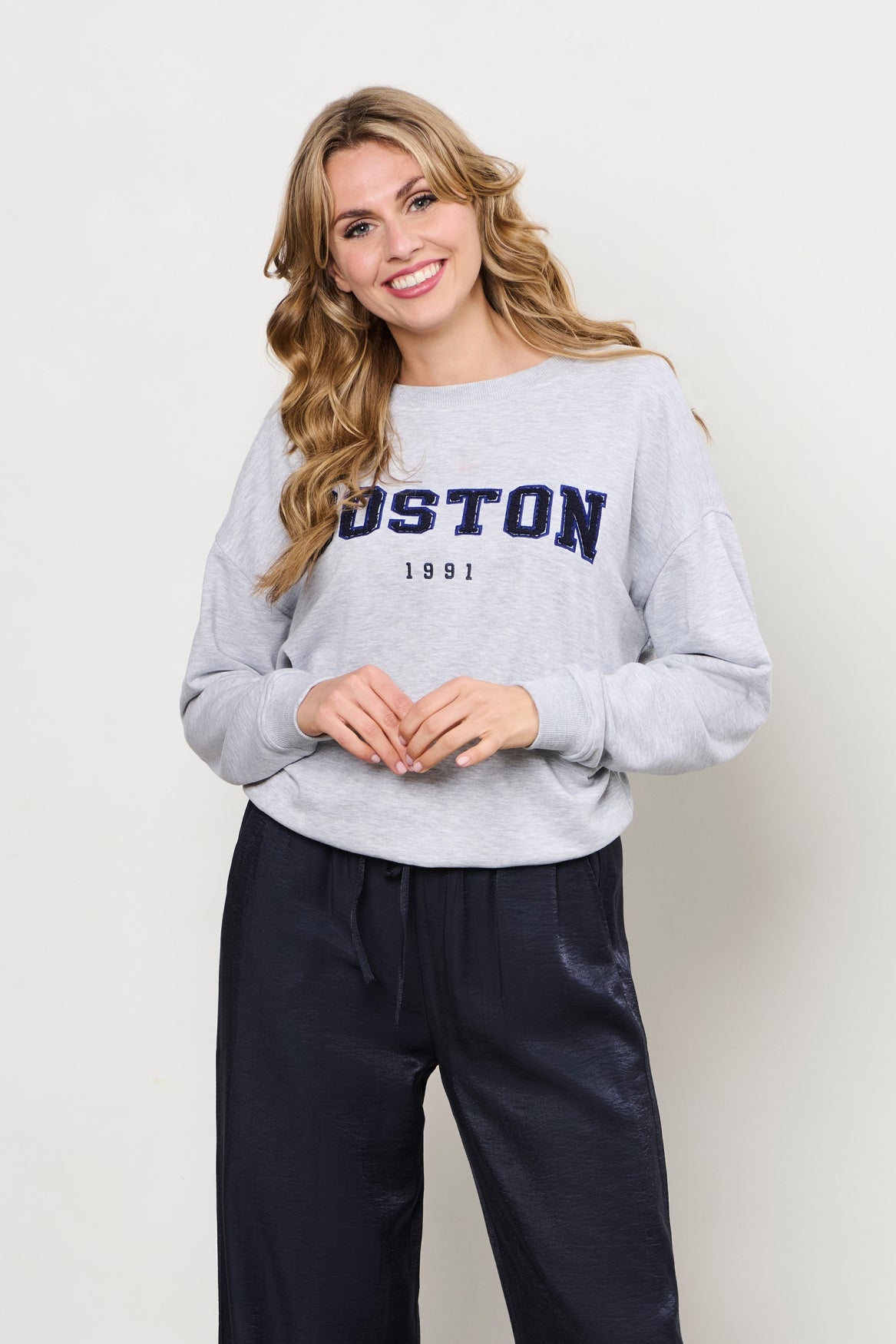 Grijze melange trui van &Co woman, Boston model, zachte stof en comfortabele pasvorm, zichtbaar op de afbeelding.