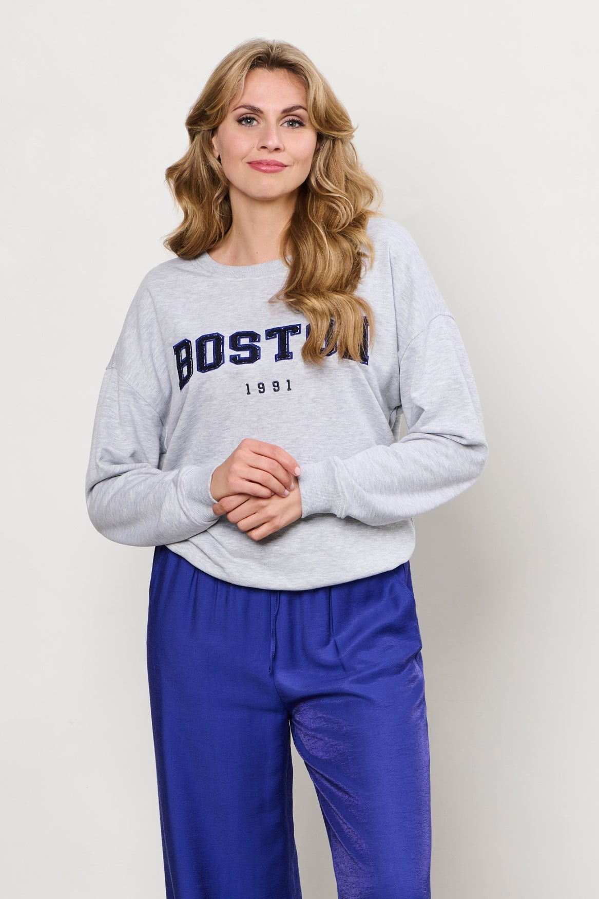 Grijze melange trui Boston van &Co woman, zachte katoenen stof, lange mouwen en ronde hals, comfortabel en stijlvol voor dames