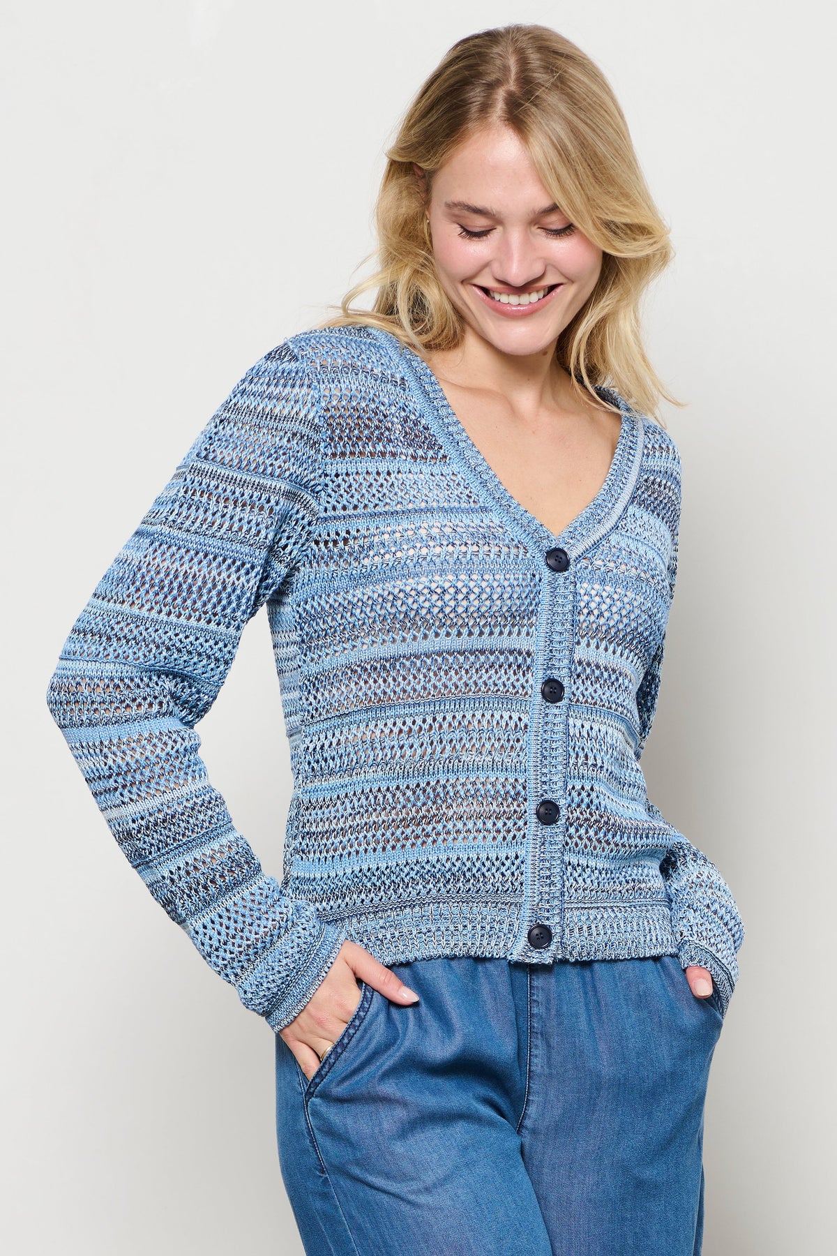 Lichtblauwe multi-gekleurde Babette vest van &Co woman, zachte textuur, gedragen door een model, close-up van het kledingstuk