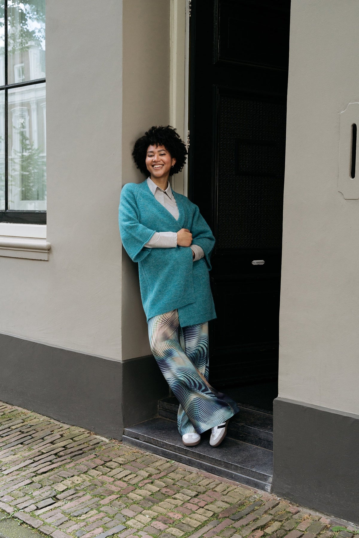 Groene &Co Woman vest Berlin mineral groen, close-up van de zachte stof en stijlvolle pasvorm op model.