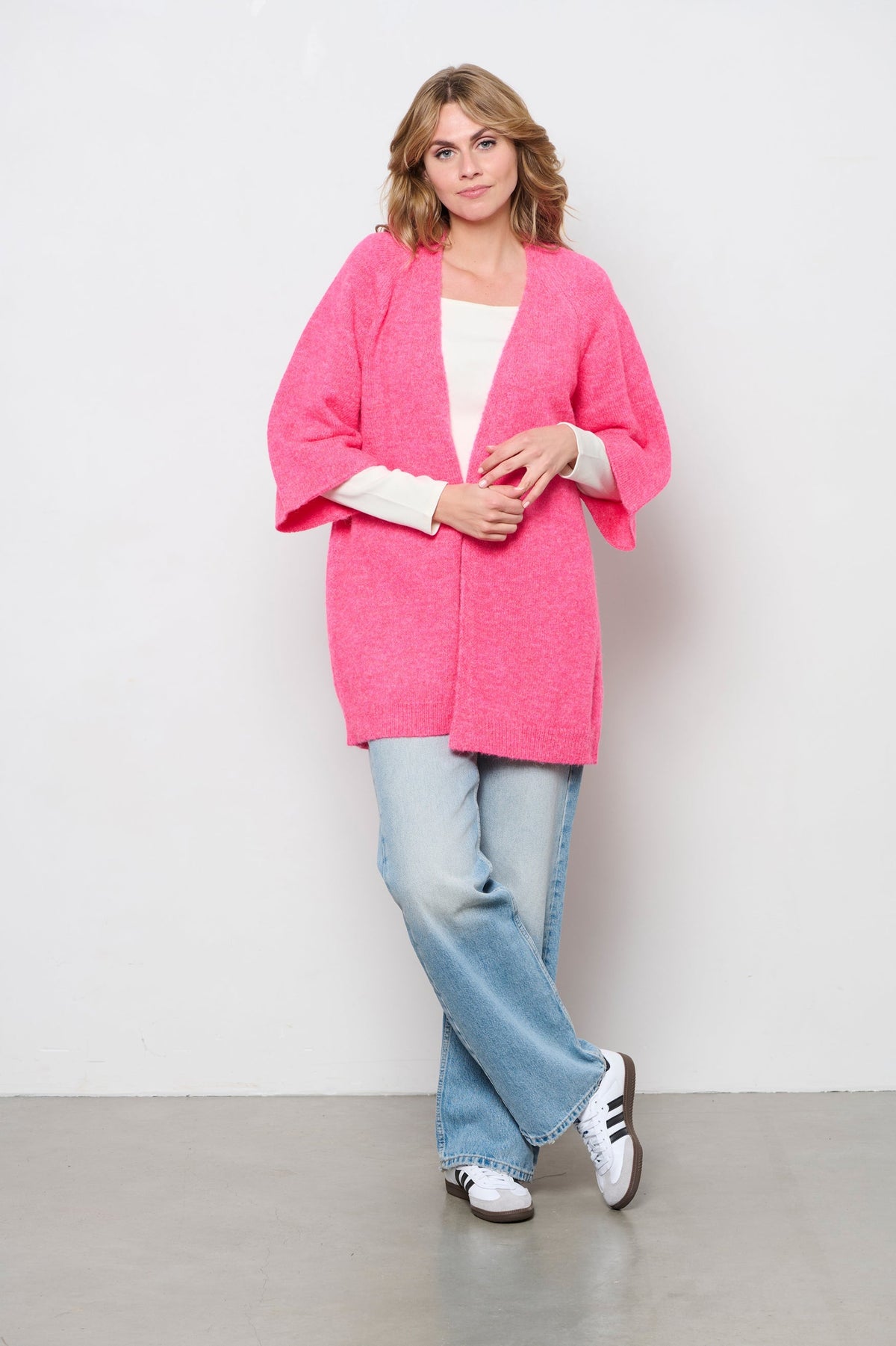 Roze vest voor dames van &Co woman, model Berlin CA108, met een stijlvolle en comfortabele pasvorm.