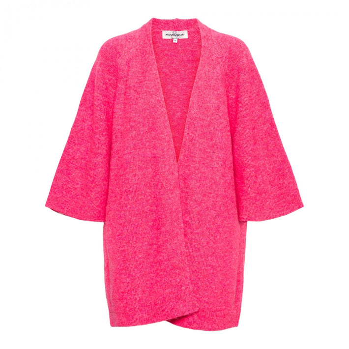 Roze vest voor dames van &Co woman, model Berlin CA108, getoond in close-up met details van de stof en pasvorm.