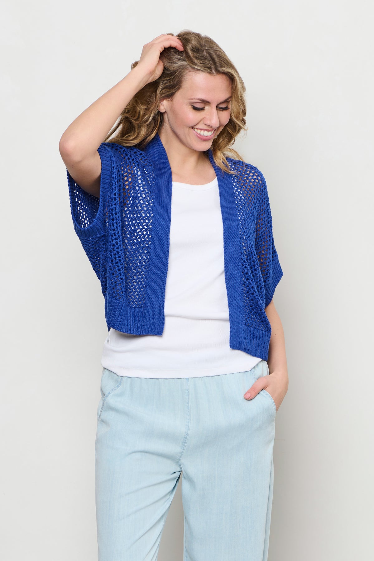 Lichte blauwe vest van &Co woman, model Beth Cobalt CA119, met zachte stof en stijlvolle pasvorm.