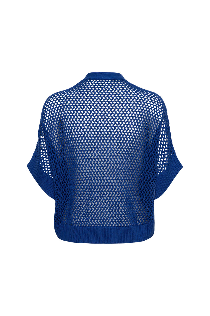 Lichte blauwe vest van &Co woman, model Beth Cobalt CA119, gedragen als stijlvolle casual outfit.