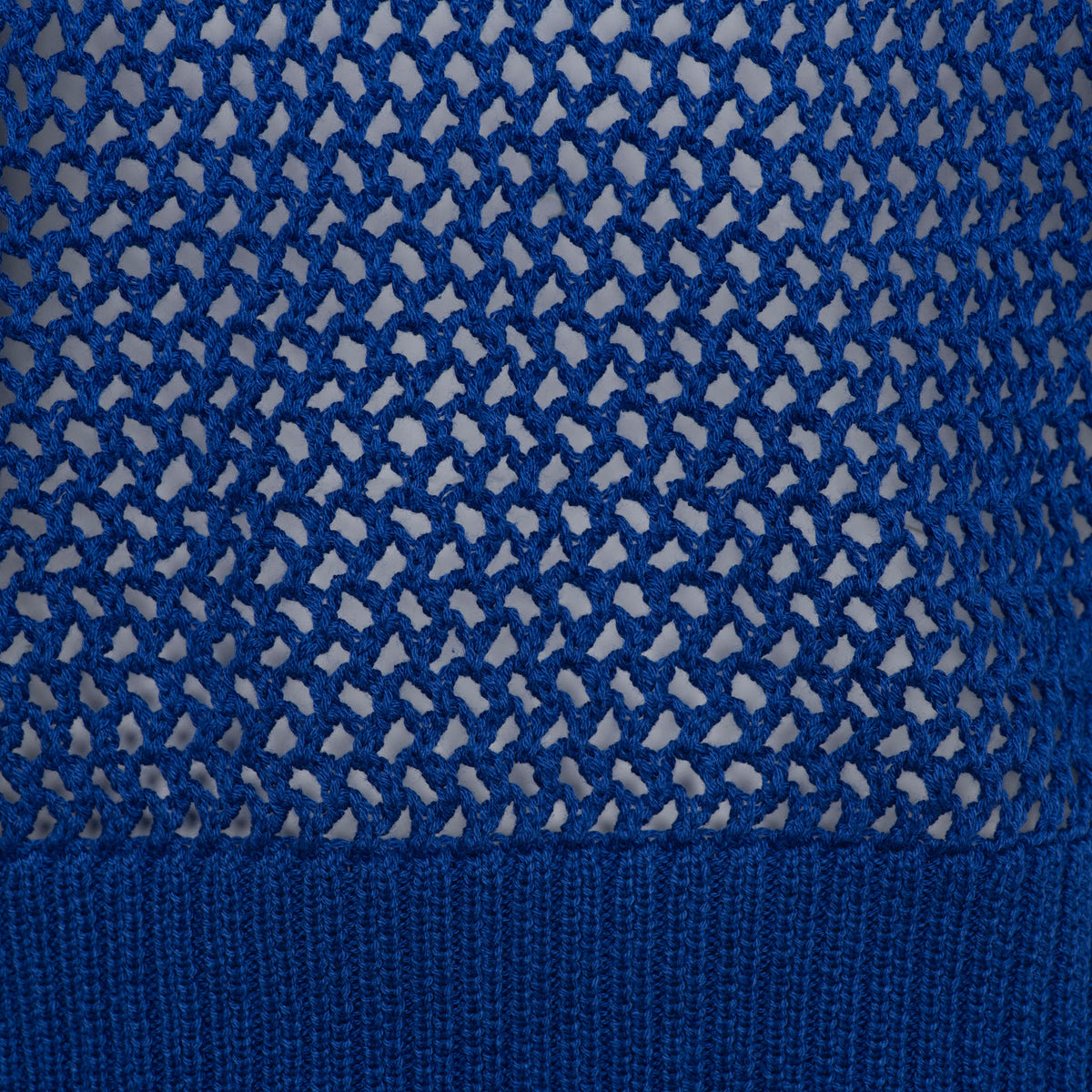 Lichte blauwe vest van &Co woman, model Beth in cobalt kleur met knopen en comfortabele pasvorm, gedragen door een vrouw.