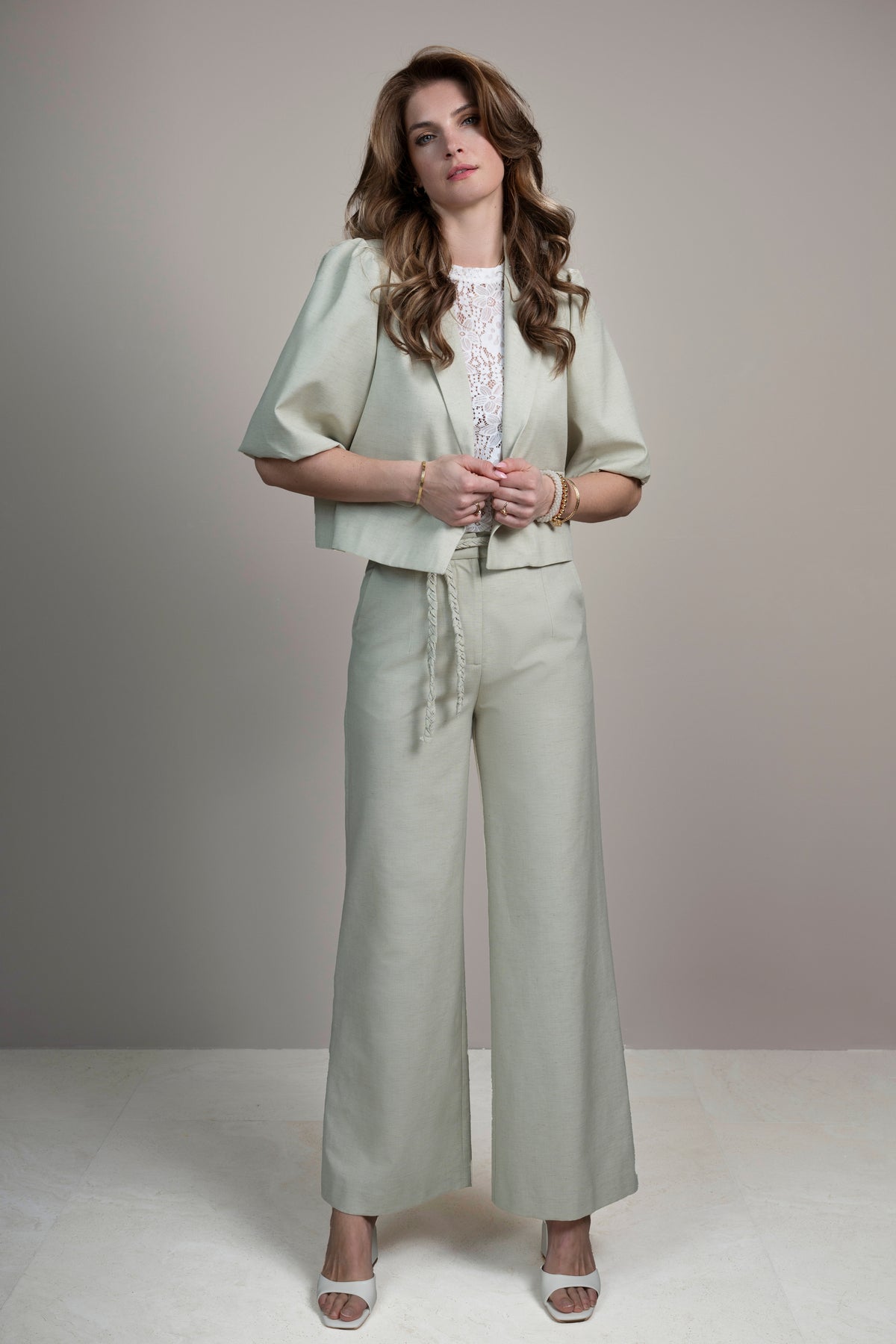 Linnen blazer Yara Sage van Elvira Casuals, getoond op een model, met knopen en revers, perfect voor een casual stijlvolle look