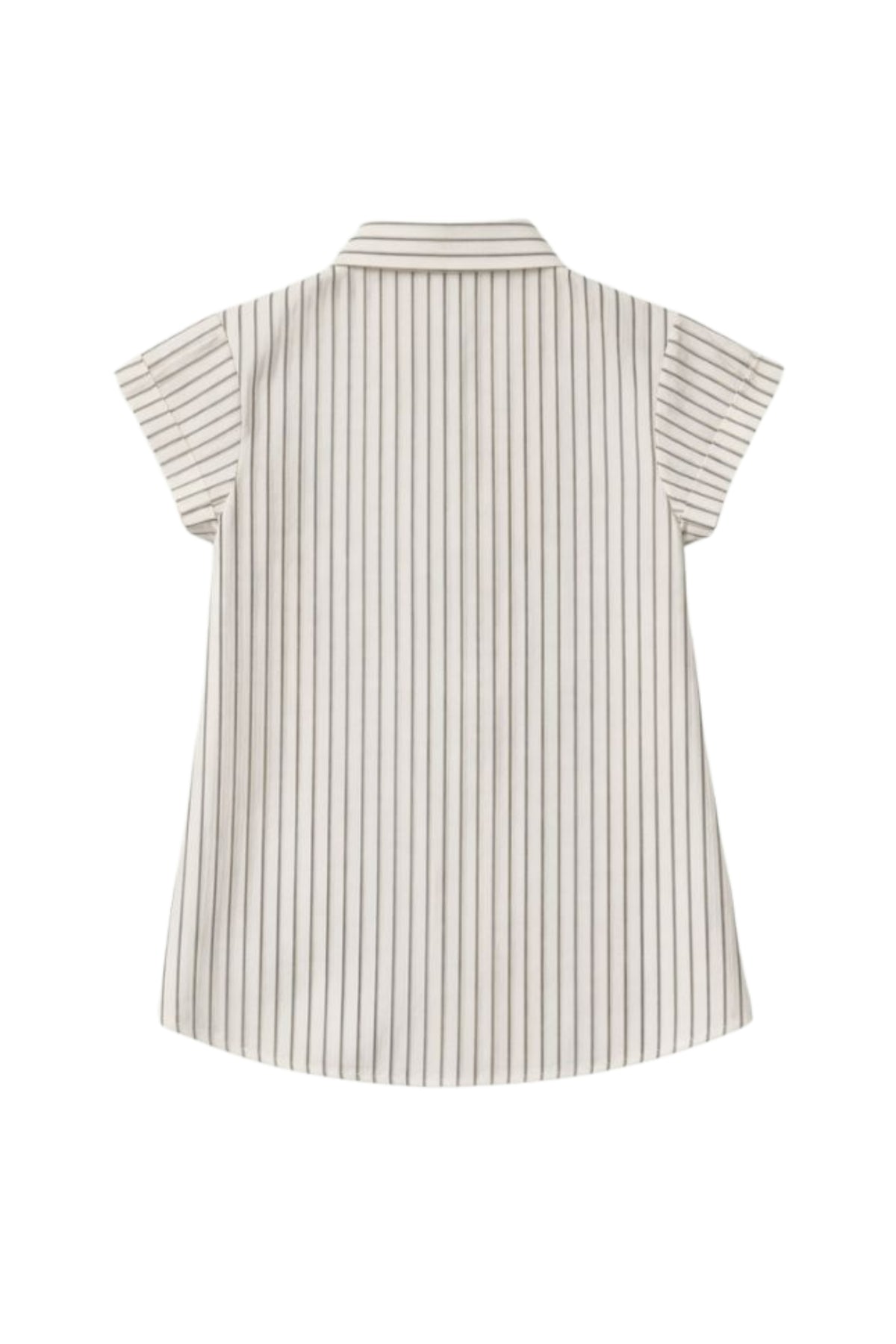 Offwhite blouse Alise van Elvira Casuals met lange mouwen en knopen, gedragen door een model, close-up van de stof en pasvorm.