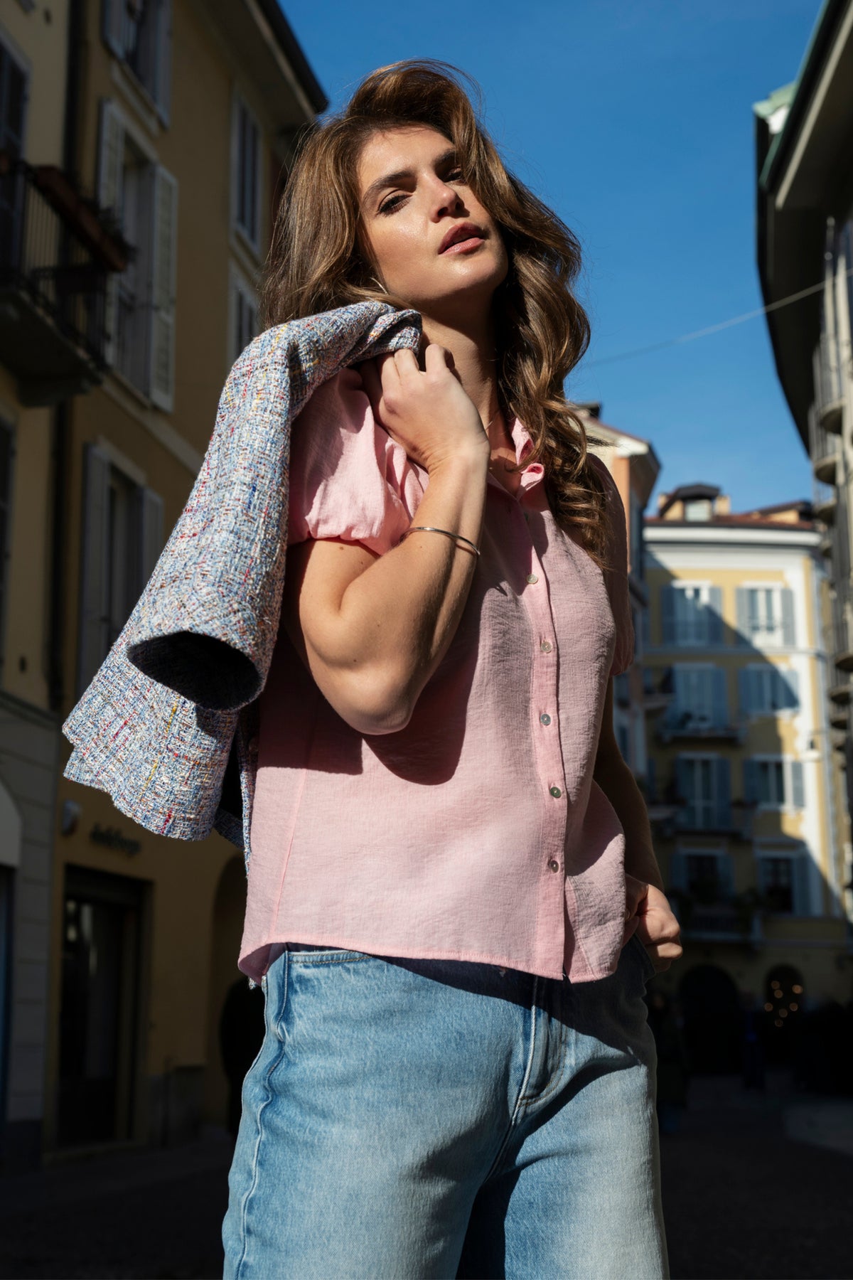 Lichte roze blouse Didi van Elvira Casuals met zachte stof en ronde hals, gedragen door een model.