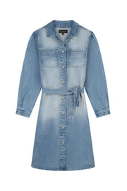 Lichte wassing denim jurk Doortje van Elvira Casuals, casual model met lange mouwen en knopen, op een hanger.