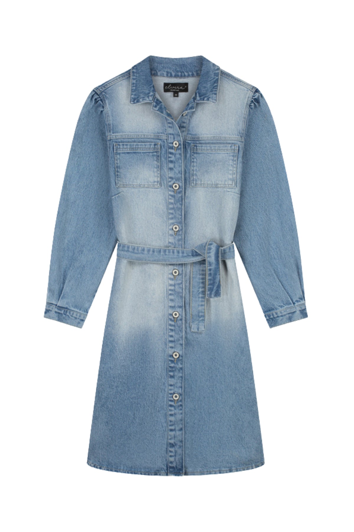 Lichte wassing denim jurk Doortje van Elvira Casuals, casual model met lange mouwen en knopen, op een hanger.