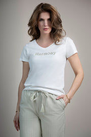 Elvira Casuals Harmony T-shirt in offwhite en sage kleur, katoenen stof, casual pasvorm, zichtbaar op model.