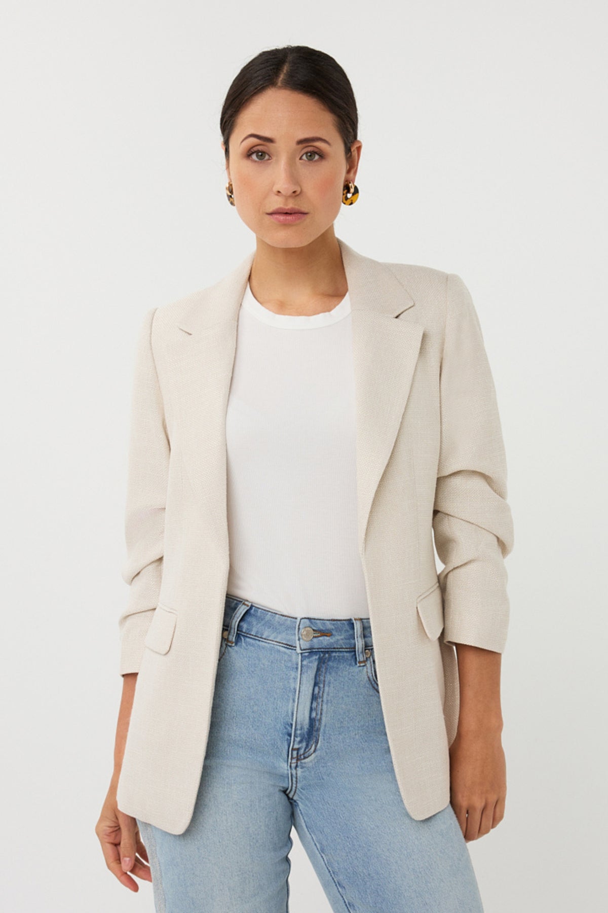 Linnen blazer in licht zandkleur van EsQualo, stijlvolle en lichte jas met knopen en revers voor dames.