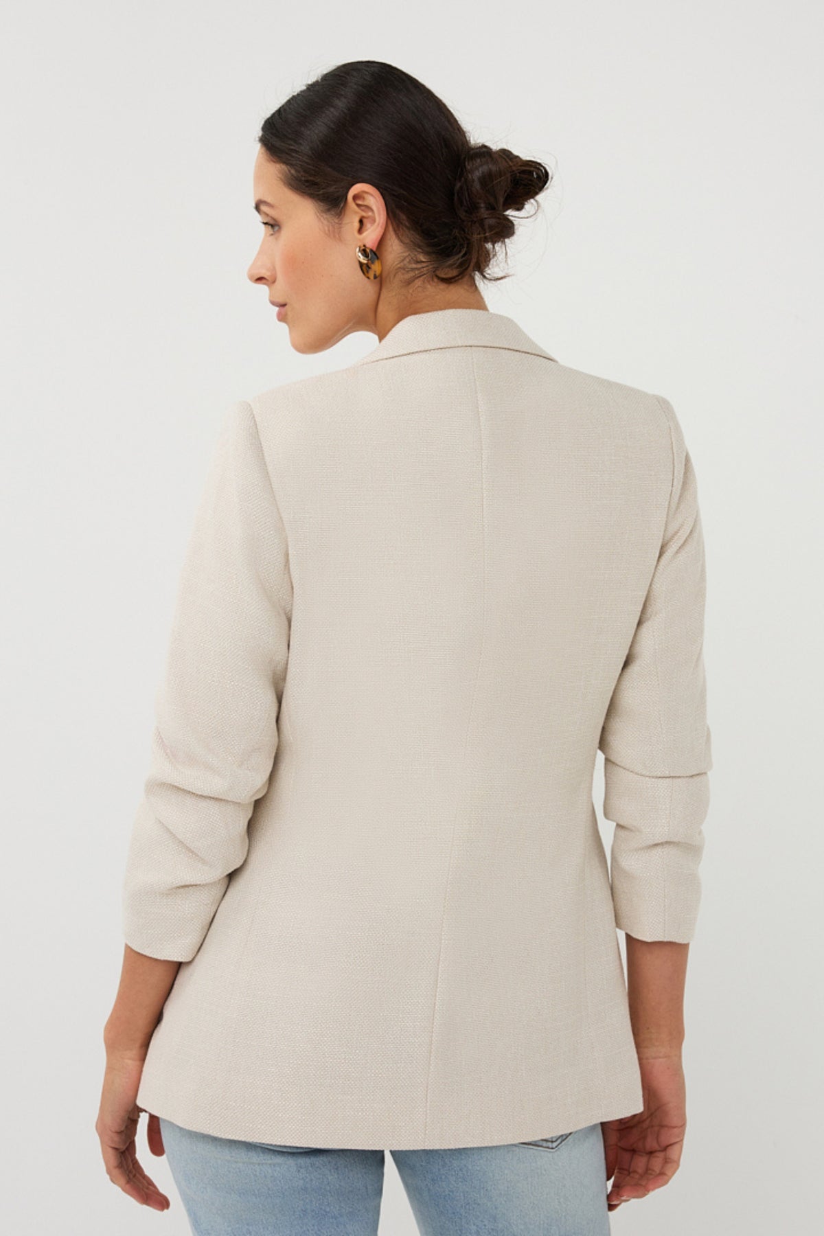 Licht zandkleurige linnen blazer van EsQualo, stijlvolle en ademende jas voor dames, close-up van de stof en pasvorm