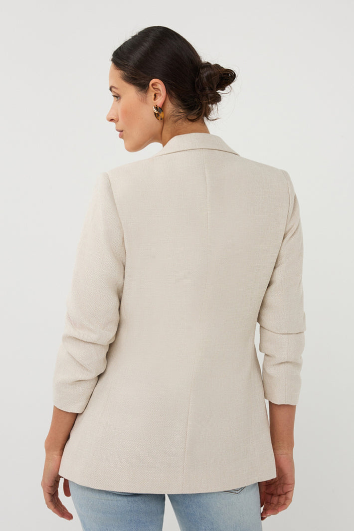 Licht zandkleurige linnen blazer van EsQualo, stijlvolle en ademende jas voor dames, close-up van de stof en pasvorm