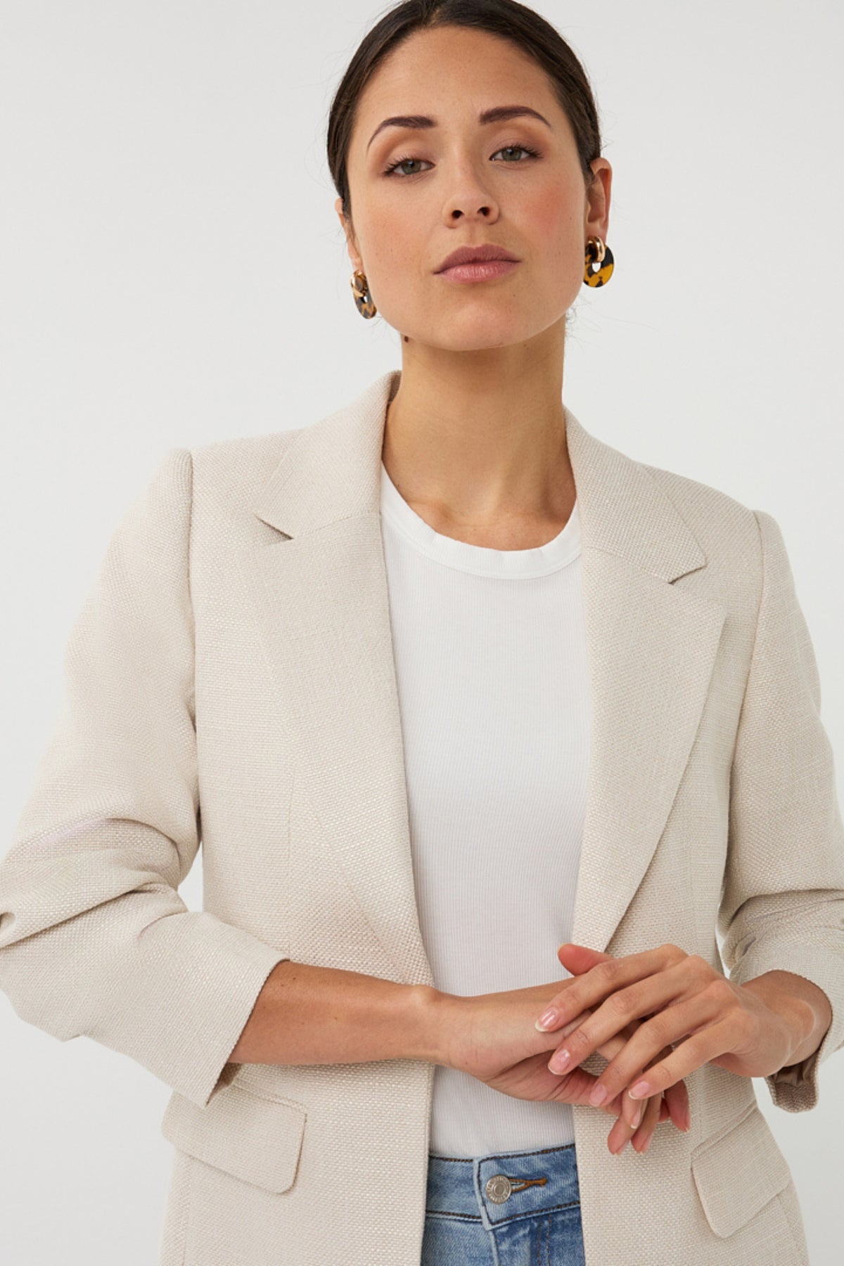 Linnen blazer in licht zandkleur van EsQualo, stijlvolle en lichte jas met knopen en revers voor dames.