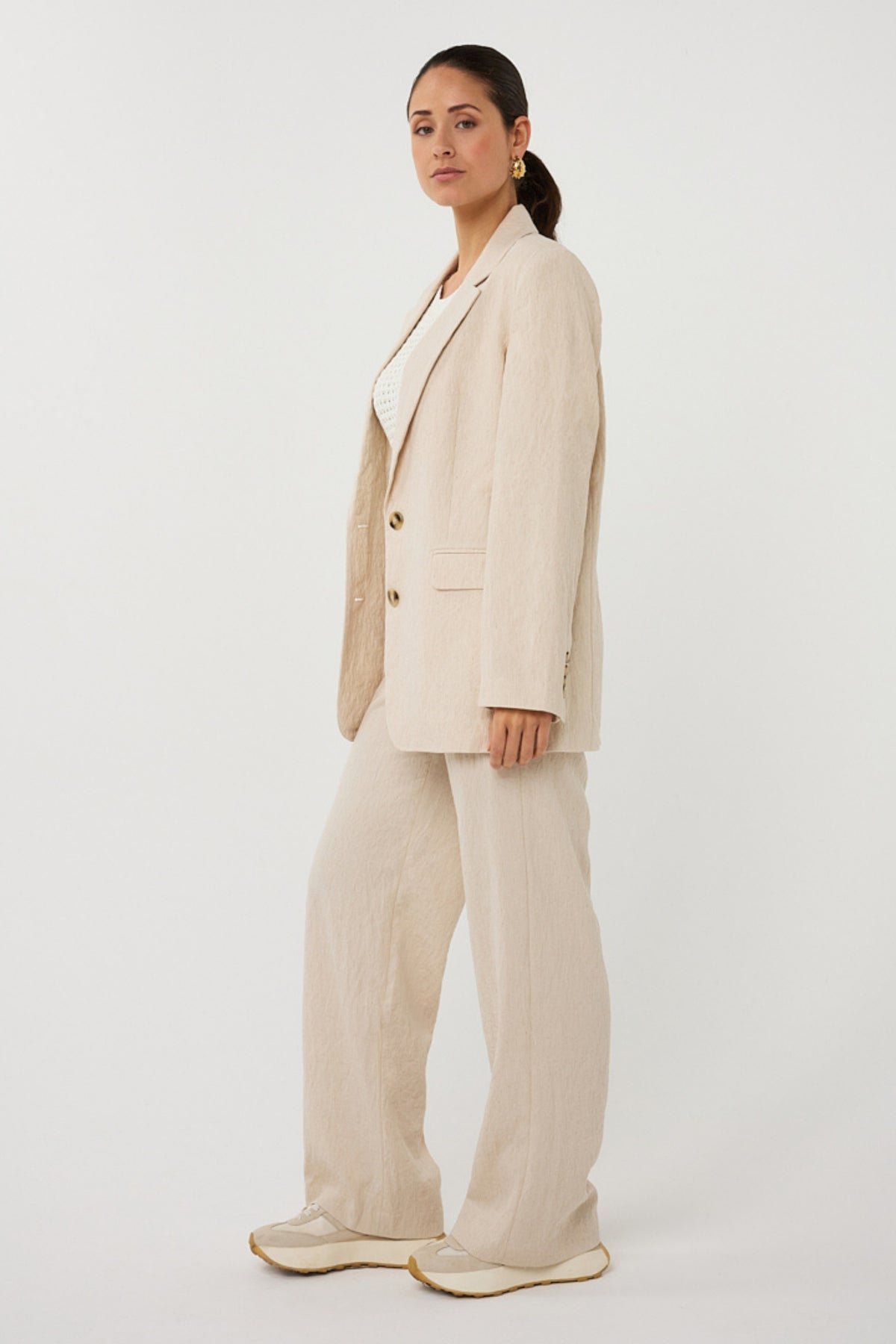 Linnen blazer van EsQualo in natuurlijke kleur, getailleerd model met knopen en reverskraag, geschikt voor zakelijke en casual gelegenheden.