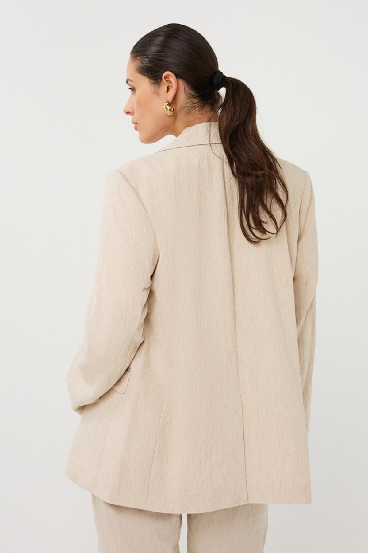 Linnen blazer van EsQualo in natuurlijke kleur, stijlvolle en elegante kleding voor dames, close-up van de stof en pasvorm
